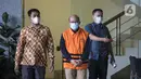 Kepala KPP Pratama Bantaeng Wawan Ridwan (tengah) usai menjalani pemeriksaan di Gedung KPK, Kamis (11/11/2021). Wawan menjadi tersangka terkait pengembangan perkara dugaan korupsi perpajakan dengan terdakwa mantan pejabat Dirjen Pajak Kemenkeu Angin Prayitno Aji. (Liputan6.com/Faizal Fanani)