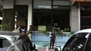 Petugas kepolisian saat melakukan penyelidikan di dekat sebuah cafe di dekat lokasi pos pol sarinah, Jakarta, Kamis, (14/1/2016). Beberapa ledakan dan suara senjata api terjadi di pusat ibukota. (Liputan6.com/Yudha Gunawan)