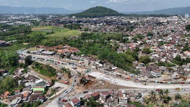 Kementerian Pekerjaan Umum (PU) tengah menyelesaikan pembangunan Flyover Canguk di Magelang, Jawa Tengah. (Dok Kementerian PU)