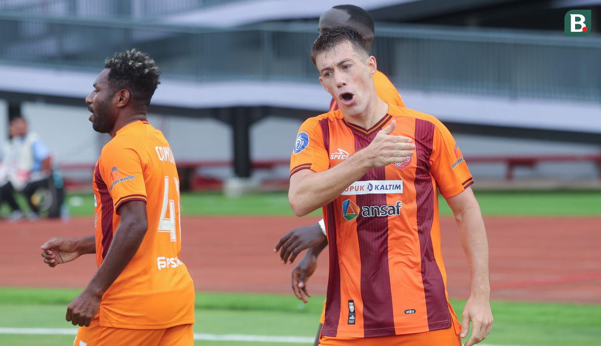 Pemain Borneo FC, Mariano Peralta, melakukan selebrasi setelah mencetak gol ke gawang Persita Tangerang pada laga pekan ke-24 BRI Liga 1 2024-2025 di Stadion Indomilk Arena, Tangerang, Sabtu (22/2/2025). (Bola.com/M Iqbal Ichsan)