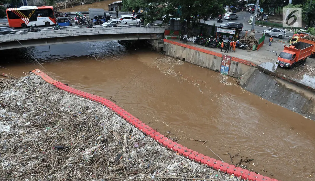 Pemandangan sampah yang memenuhi Pintu Air Manggarai, Jakarta, Minggu (8/4). Tumpukan sampah akibat arus air dari hulu meningkat. (Merdeka.com/Iqbal Nugroho)