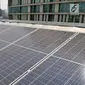 Teknisi melakukan perawatan panel pembangkit listrik tenaga surya (PLTS) di atap Gedung Pusat Dakwah Muhammadiyah, Jakarta, Selasa (6/8/2019). PLTS atap yang dibangun sejak 8 bulan lalu ini mampu menampung daya hingga 20.000 watt. (merdeka.com/Iqbal S. Nugroho)