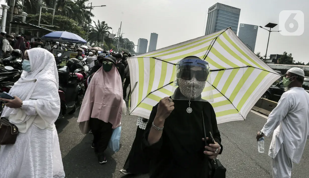 Massa mengenakan masker dan pelndung wajah saat demonstrasi di depan Gedung MPR/DPR/DPD, Jakarta, Rabu (24/6/2020). Dalam aksinya mereka menuntut Rancangan Undang-undang (RUU) Haluan Ideologi Pancasila (HIP) ditarik dari Program Legislasi Nasional (Prolegnas). (Liputan6.com/Johan Tallo)