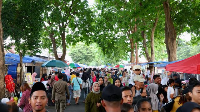 Ribuan masyarakat Banyuwangi berburu takjil untuk menu berbuka puasa (Istimewa)