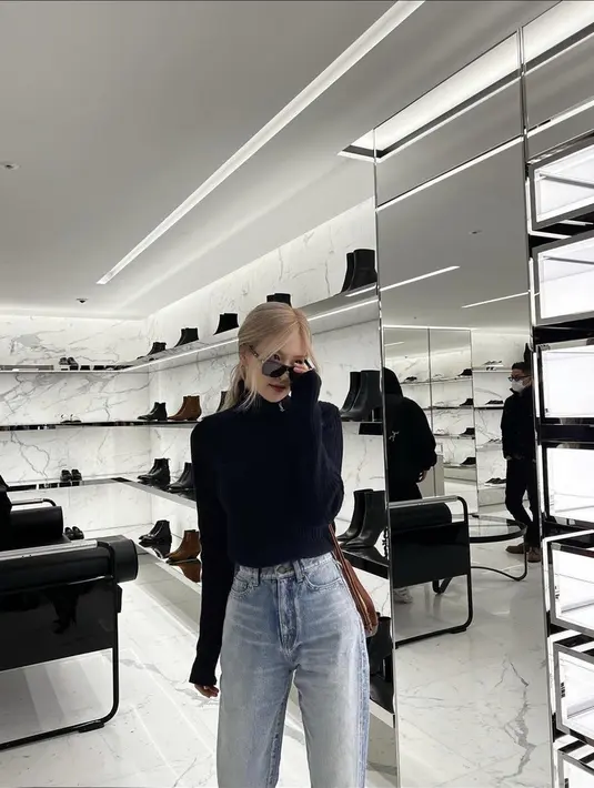 Ilustrasi rose menggunakan jeans yang dipadu padankan dengan black knit shirt/ copyright instagram/roses_are_rosie