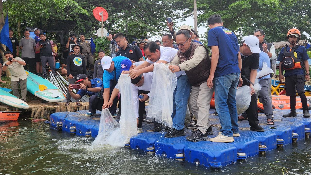 Wakil Wali Kota Depok, Chandra Rahmansyah bersama aparatur kecamatan dan Katar Kecamatan Bojongsari melepas benih ikan di Situ Tujuh Muara, Bojongsari, Depok.