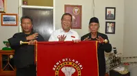 Deddy Mizwar Dapat Pin Penghargaan dari Pencak Silat Gajah Putih