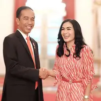 "Loh emang salah? (nolak undangan Presiden). Begini, waktu ketemu bapak (Jokowi), bapak bilang, 'Iis mau datang nggak? Kalau datang nanti dikasih undangan'. Saya bilang nggak bisa, karena syuting," ujar Iis Dahlia. (Instagram/isdadahlia)