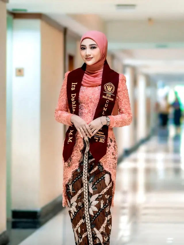 6 Potret Memukau Kakak Ipar Lesti Kejora saat Wisuda S2, Anggun Pakai Kebaya