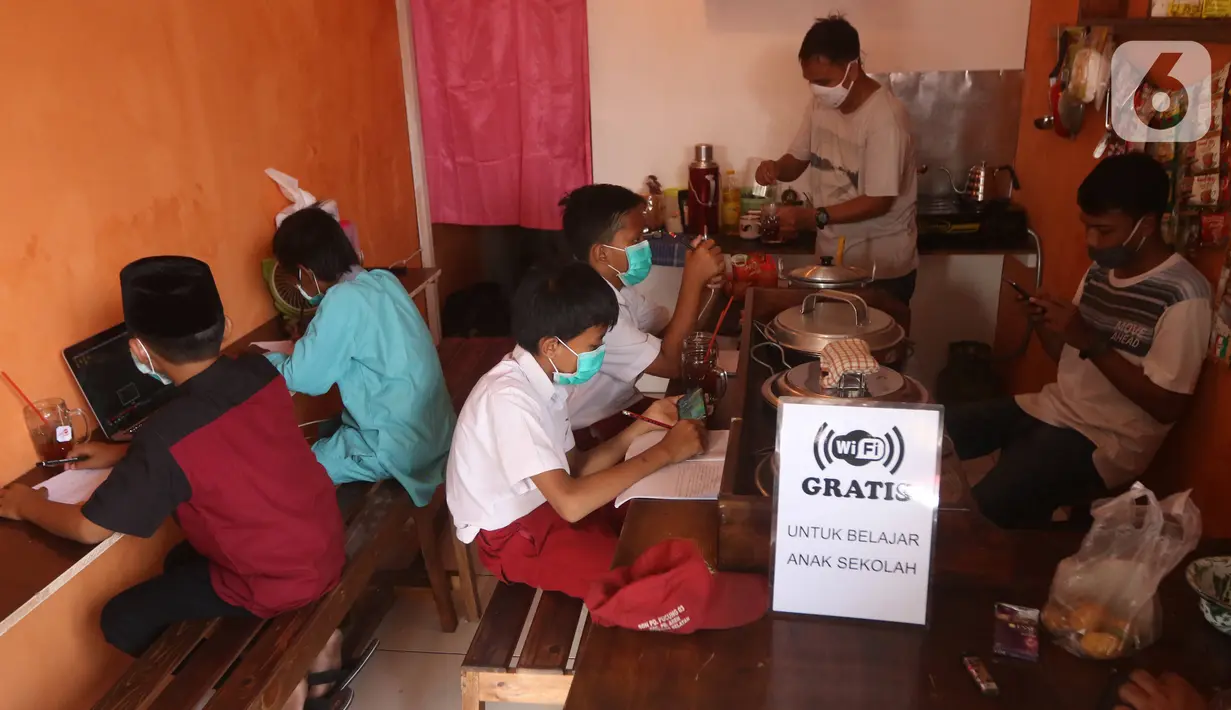 Sejumlah siswa sekolah dasar belajar dengan menggunakan wifi gratis di warkop Rizki, Pondok Aren, Tangerang Selatan, Rabu (29/7/2020). Hal ini dilakukan untuk memudahkan akses internet agar proses pembelajaran dapat berjalan lancar selama belajar online saat pandemi. (Liputan6.com/Angga Yuniar)