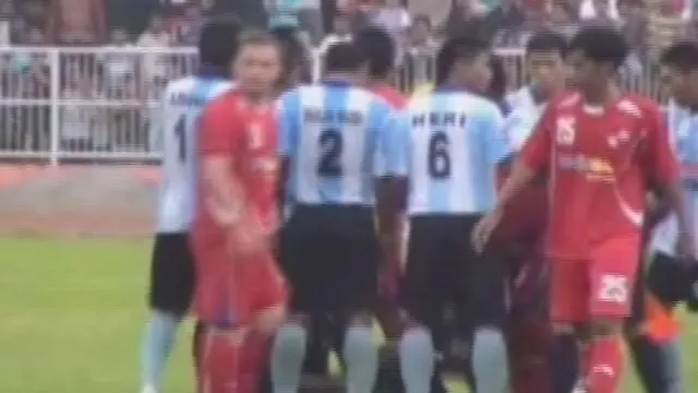 Protes, Pemain Pukul Wasit Hingga Jatuh