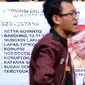 Sejumlah mahasiswa yang tergabung dalam UI Beraksi membentangkan KTP Setya Novanto saat aksi di depan Gedung KPK, Jakarta, Jumat (13/10). Mereka meminta KPK menetapkan kembali status tersangka kepada Setya Novanto. (Liputan6.com/Helmi Fithriansyah)