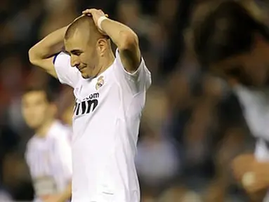 Raut penyesalan dari striker Real Madrid Karim Benzema seusai ditahan imbang 0-0 Deportivo La Coruna dalam laga lanjutan La Liga di Estadio Riazor pada 26 Februari 2011. AFP PHOTO/MIGUEL RIOPA