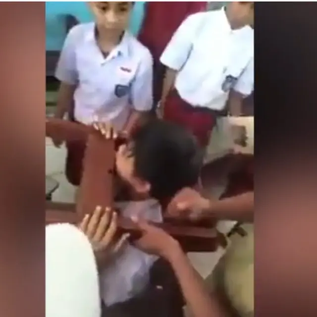 6 Momen Apes Kepala Bocah Tersangkut di Kursi, Bikin Bingung Banyak Orang