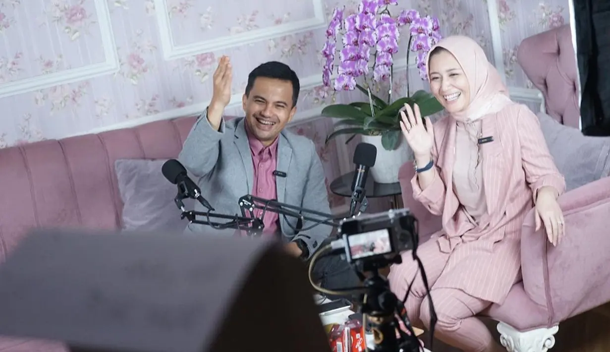 Telah dikenalkan dengan sahabat dan anak-anak, banyak pula netizen yang menduga jika keduanya akan segera menikah. Karena dugaan ini pula para netizen juga turut serta memberikan doa atas hubungan asmaran keduanya. (Liputan6.com/IG/@dine.pearl)