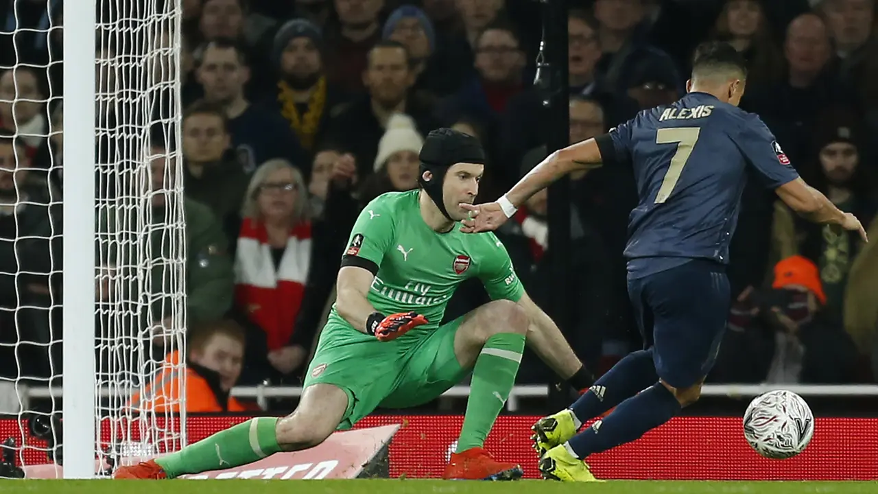 Gelandang Mnachester United, Alexis Sanchez, berusaha mengecoh kiper Arsenal, Petr Cech. (AFP/Ian Kington)