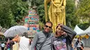Di awal tahun 2023 mereka tampak begitu menikmati liburan di Malaysia. Pemain film Leak Kajeng Kliwon dan ayahnya ini sangat ceria saat plesir ke Batu Caves, Selangor.(Liputan6.com/IG/@dodysoedrajat_1)