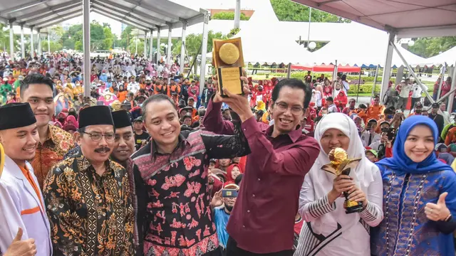 Wali Kota Surabaya Eri Cahyadi arak 14 penghargaan