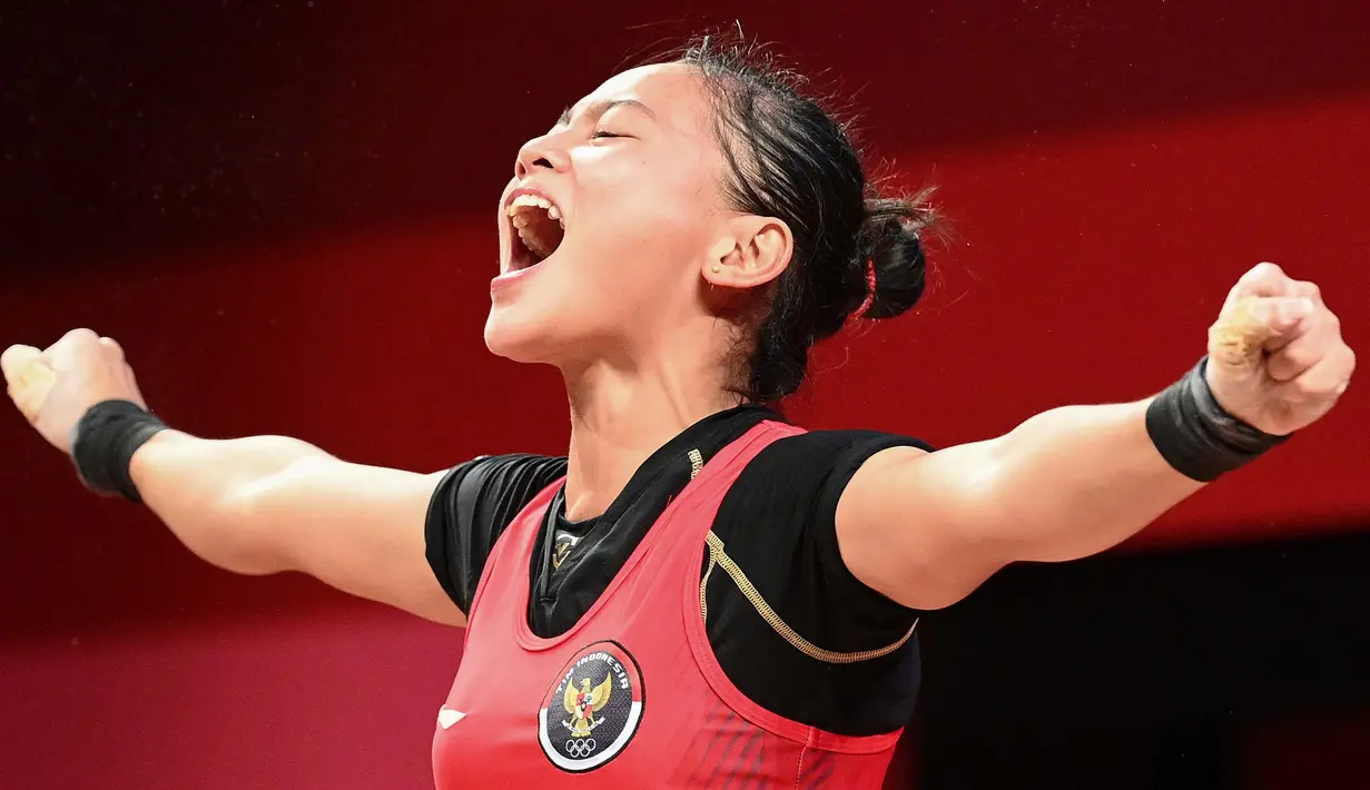 Pada angkatan Clean and Jerk, Windy Cantika memanfaatkan kegagalan yang didapatkan wakil Amerika Serikat sehingga ia menempati posisi ketiga dan berhak atas medali perunggu. (Foto: AFP/Vicenzo Pinto)
