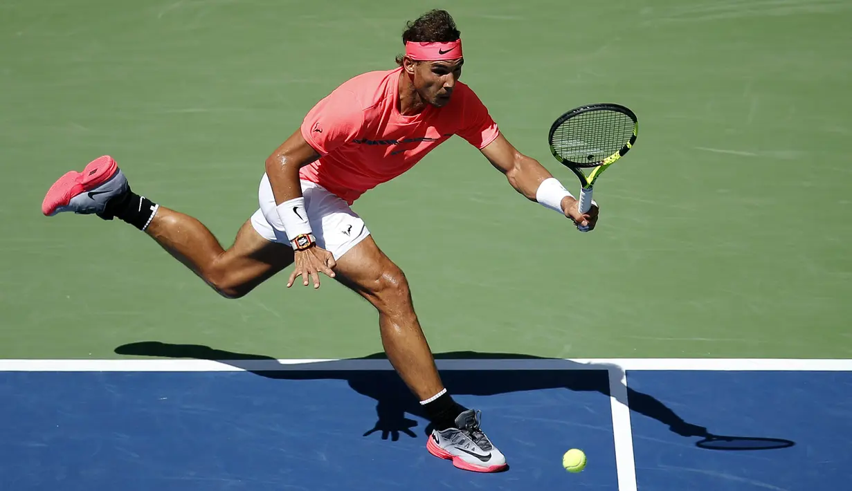 Petenis Spanyol, Rafael Nadal, mengembalikan bola saat bertanding melawan petenis Ukraina, Alexandr Dolgopolov, pada turnamen AS Terbuka 2017 di New York, Senin (4/9/2017). Nadal menang 6-2, 6-4, 6-1 atas Alexandr Dolgopolov. (AP/Jason Decrow)