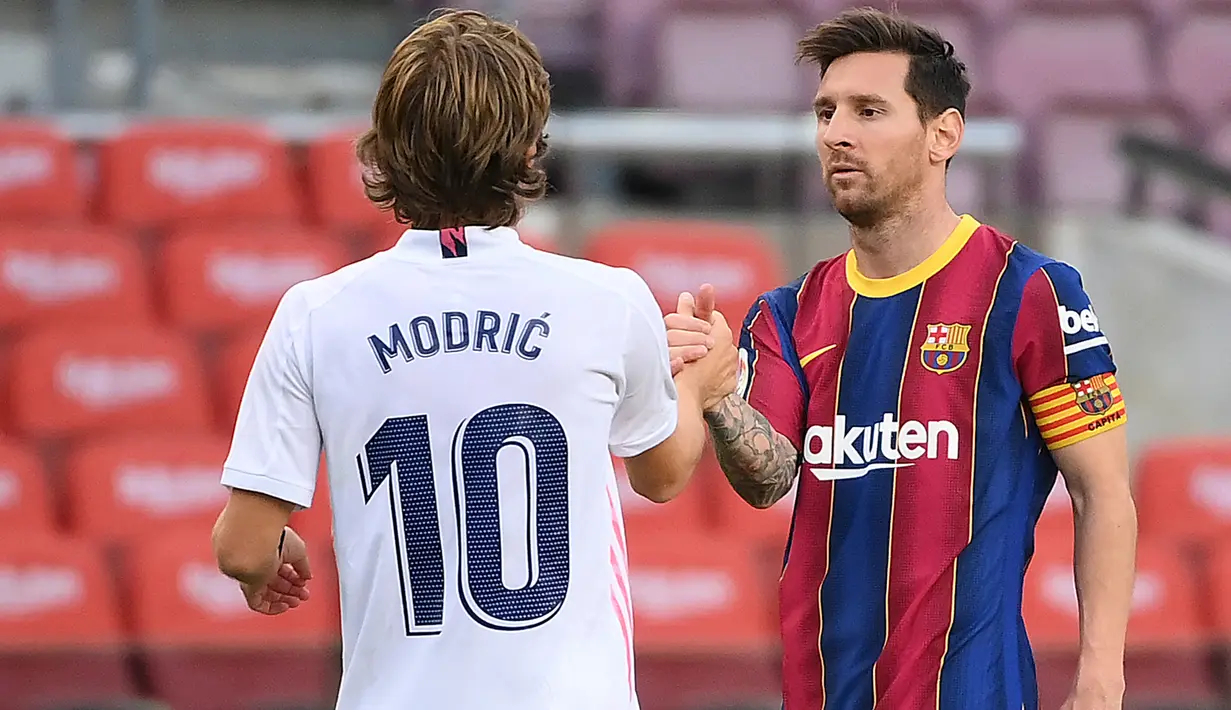 Megabintang Barcelona, Lionel Messi mengucapkan selamat kepada penyerang Real Madrid Lucas Vazquez pada akhir laga La Liga bertajuk El Clasico di Nou Camp, Sabtu (24/10/2020). Barcelona harus menelan pil pahit kalah 1-3 dari musuh bebuyutannya Real Madrid di kandang sendiri. (LLUIS GENE/AFP)