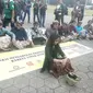 Aksi jemur diri buruh Yogya dilakukan di depan Kraton Yogyakarta. (Liputan6.com/Yanuar H)