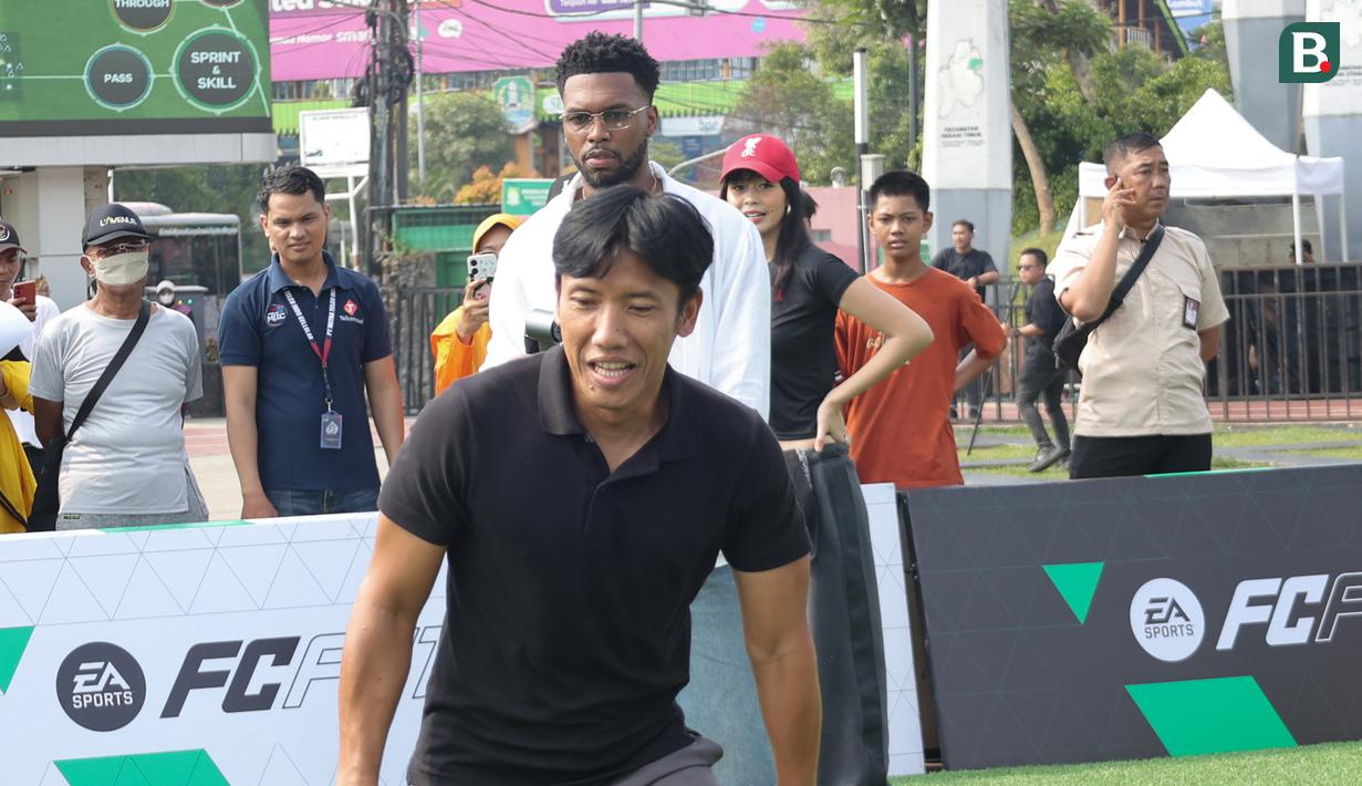 Mantan pemain Timnas Indonesia, Ahmad Bustomi bermain bersama Daniel Sturridge pada acara Second Chance yang berkolabolasi dengan EA FC Mobile di Plaza dan Stadion Patriot Candrabhaga, Kota Bekasi, Minggu (29/3/2026) pagi. (Bola.com/Abdul Aziz)