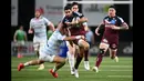 Pemain Bordeaux-Begles, Romain Buros (tengah) mendapat perlawanan dari pemain Racing92 dalam pertandingan rugby di Paris. (Foto: AFP/Franck Fife)