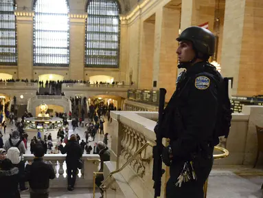 Seorang anggota NYPD berjaga di Grand Central Station, di Manhattan, New York, Selasa (22/3). Pasca serangan teror di Brussels, pihak keamanan AS meningkatkan pengamanan di bandara, stasiun kereta, dan tempat vital lainnya. (REUTERS/Stephanie Keith)