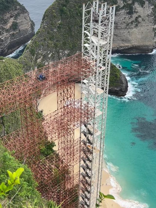Proyek lift kaca di Nusa Penida.