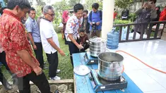 Wali Kota Depok Muhammad Idris (ketiga kiri) meninjau uji coba kompor gas yang menggunakan bahan bakar gas metan dari instalasi Tempat Pembuangan Akhir (TPA) Cipayung, Depok, Jawa Barat, Jumat (3/6). (Liputan6.com/Immanuel Antonius)