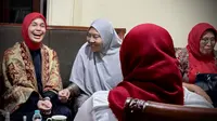 Istri capres nomor urut tiga Ganjar Pranowo, Siti Atikoh Suprianti bersilaturahmi ke kediaman Pimpinan Cabang Muslimat NU Kabupaten Blitar Nyai Hj Masluchi Saifulloh di Modangan, Nglegok, Blitar, Jawa Timur, Jumat (26/1/2024). (Foto: Dokumentasi PDIP).