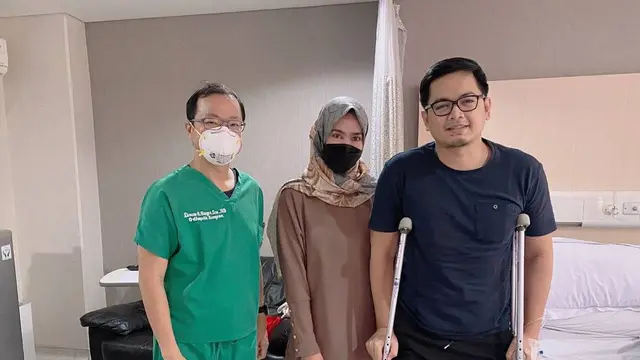 Cedera Di Bagian Lutut, Ini 6 Potret Tommy Kurniawan Usai Operasi. (Sumber: Instagram/tommykurniawann dan Instagram/lisyanurrahmii)