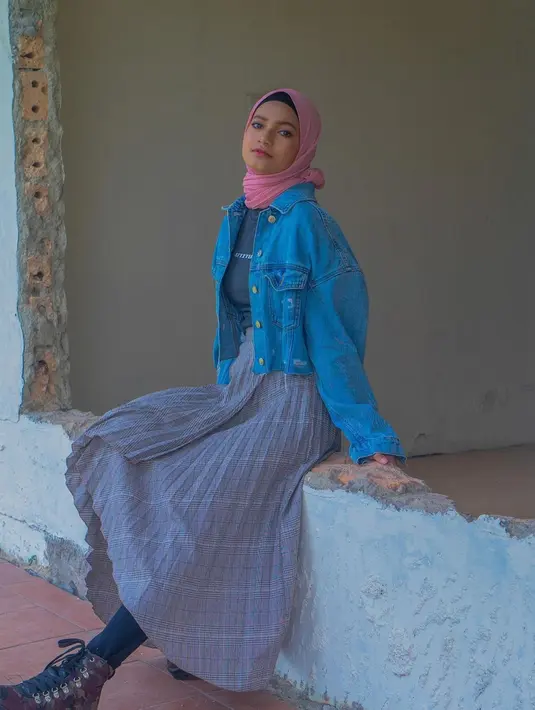 Tak cuma casual menampilkan kesan boyish, gaya Ratu Sofya dengan denim yang dipadukan bersama hijab dan rok ini bisa jadi inspirasi OOTD. (Liputan6.com/IG/@ratusfy_)