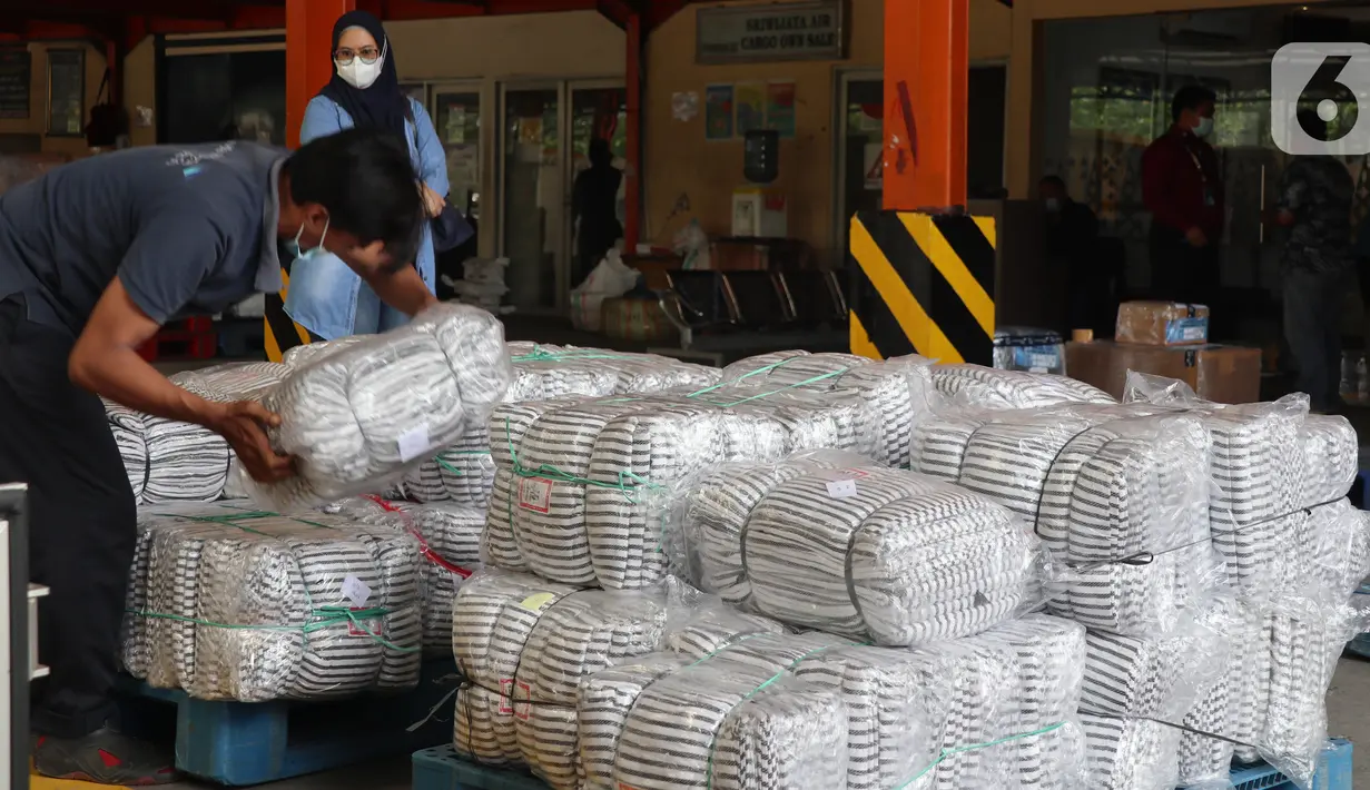 Pekerja merapikan bantuan berupa selimut untuk masyarakat NTT di Cargo Bandara Soekarno Hatta, Banten, Kamis (08/04/2021). Sebanyak dua unit tenda kompi, 1000 pcs selimut dan rendang siap saji dari mitra binaan Askrindo disalurkan untuk para pengungsi. (Liputan6.com/Pool/Askrindo)