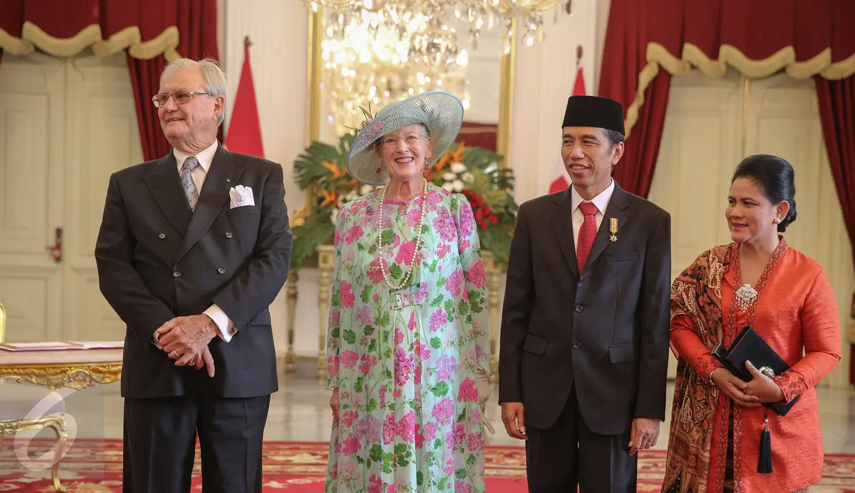 Presiden Jokowi (kedua kanan) bersama Ibu Negara Iriana Jokowi berfoto dengan Ratu Denmark Margrethe II (kedua kiri) dan Pangeran Consort saat kunjungan kenegaraan di Istana Merdeka, Jakarta, Kamis (22/10/2015). (Liputan6.com/Faizal Fanani)