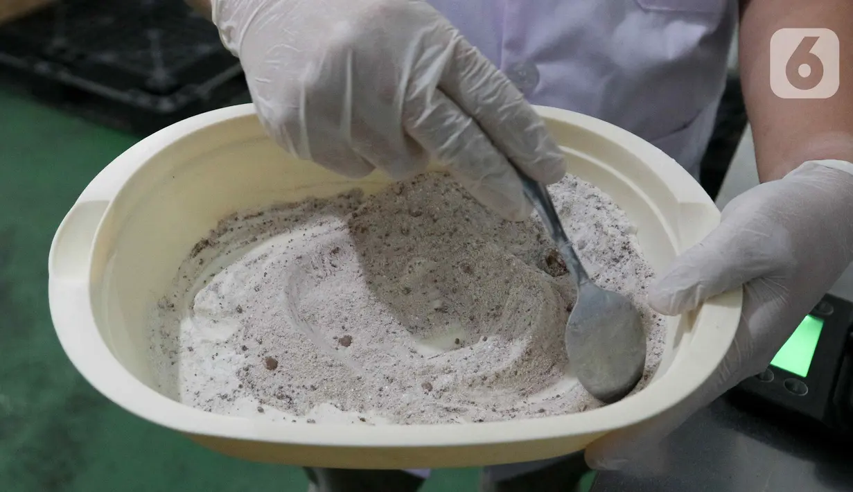 Iwa Sudawarman menerangkan rasa original tidak diproduksi. Hal ini sebagai upaya untuk menekan rasa amis dari ikan meski sebetulnya telah dilakukan pula di pabrik Indramayu. (Liputan6.com/Herman Zakharia)