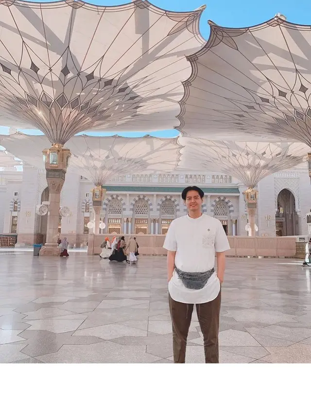 6 Potret Roger Danuarta Umrah Pertama Kali, Tak Didampingi Cut Meyriska