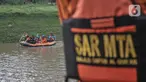 Petugas SAR gabungan menyisir aliran kanal saat pencarian hari kedua korban tenggelam di Kanal Banjir Timur, Duren Sawit, Jakarta Timur, Selasa (2/11/2021). Pencarian berinisial ABP (9) diperluas menjadi radius 6 kilometer dari lokasi kejadian. (merdeka.com/Iqbal S. Nugroho)