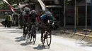 Rute lintasan etape 2 Internasional Tour De Banyuwangi Ijen didominasi jalan datar dan sesekali menanjak. Tampak, beberapa pebalap mencoba menaklukan salah satu tanjakan di etape 2 ITdBI, (17/10/2014). (Liputan6.com/Helmi Fithriansyah)