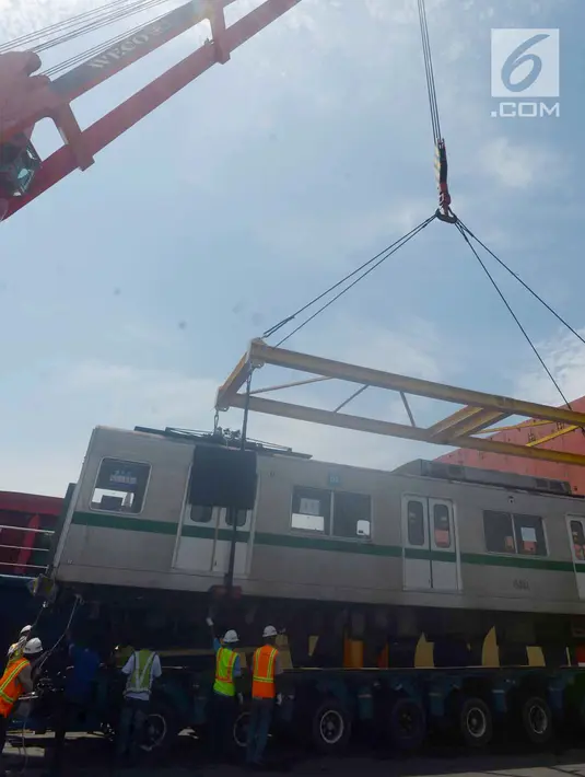 Proses penurunan 10 kereta rel listrik (KRL) yang tiba di Pelabuhan Tanjung Priok, Jakarta, Rabu (5/4). Sebanyak 10 gerbong KRL bekas didatangkan dari operator Tokyo Metro Jepang. (Merdeka.com/Imam Buhori)