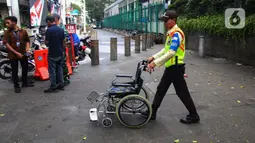 Guna meningkatkan pelayanan kepada masyarakat, KAI Commuter Line telah menyediakan fasilitas dan bantuan khusus untuk calon penumpang lanjut usia. (Liputan6.com/Angga Yuniar)