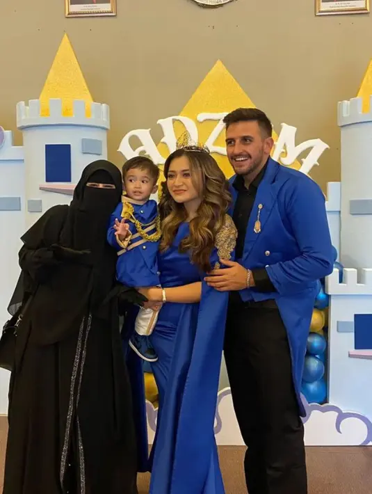 Umi Pipik tampil serba hitam, mulai dari kerudung dan cadarnya hingga gamis dan sling bagnya. [@_ummi_pipik_]