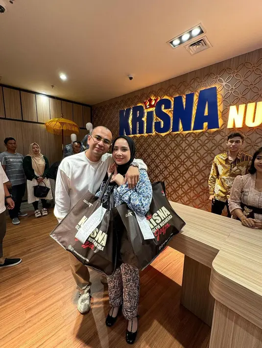 Meski pakai piyama, Nagita Slavina kenakan slingback pump dari Miu Miu dan kerudung berwarna hitam [@raffinagita1717]