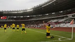 Pemain Ceres-Negros, Bienvenido Maranon, merayakan gol ke gawang Persija Jakarta pada laga Piala AFC di SUGBK, Jakarta, Selasa (23/4). Persija takluk 2-3 dari Ceres-Negros. (Bola.com/Peksi Cahyo)