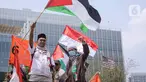 Massa dari Partai Buruh dan Konfederasi Serikat Pekerja Indonesia (KSPI) melakukan aksi unjuk rasa di depan Kedutaan Besar (Kedubes) Amerika Serikat, Jakarta, Selasa (10/10/2023). (Liputan6.com/Faizal Fanani)