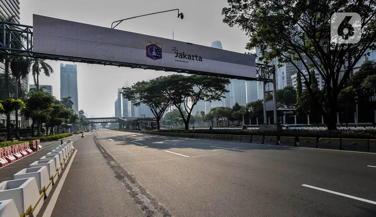 Beberapa kendaraan melintas di salah satu ruas jalan utama Jakarta, Kamis (13/5/2021). Jalanan Ibu Kota lengang pada libur hari Idul Fitri 1442 H. (Liputan6.com/Johan Tallo)