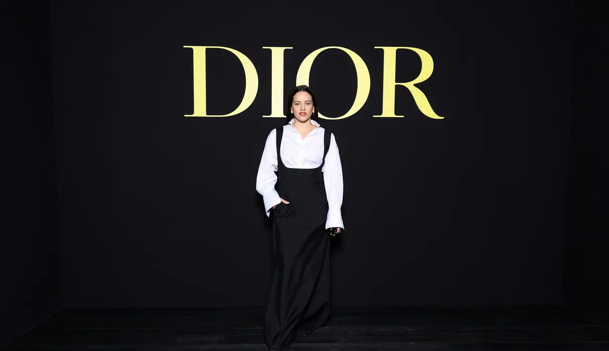 Rosalia mengenakan kemeja katun putih Dior Spring-Summer 2024 dengan gaun wol dan sutra hitam. Dia juga memakai sepatu Dior. [Dior]