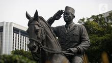 Patung Presiden ke-1 RI Soekarno terpajang di Gedung Kementerian Pertahanan, Jakarta, Minggu (6/6/2021). Presiden ke-5 RI Megawati Soekarnoputri dan Menteri Pertahanan Prabowo Subianto meresmikan patung Soekarno atau Bung Karno di Gedung Kementerian Pertahanan. (Liputan6.com/Faizal Fanani)