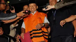Fuad Amin menjalani pemeriksaan perdana setelah ditangkap KPK terkait dugaan suap jual beli pasokan gas alam untuk pembangkit listrik di Gresik dan Gili Timur, Bangkalan, Madura, Jawa Timur, Rabu (3/12/2014). (Liputan6.com/Miftahul Hayat)